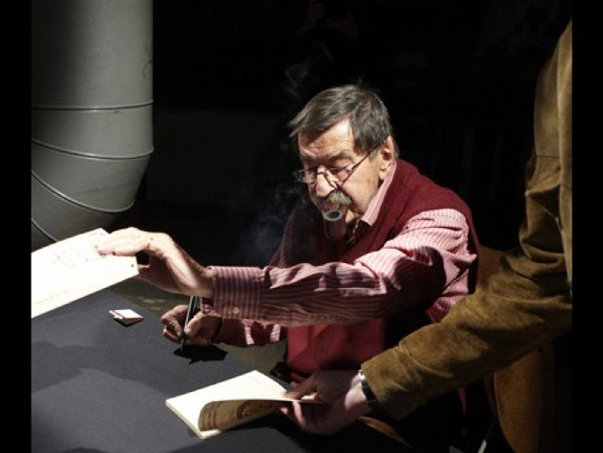 Günter Grass during a book signing in 2010 (Christoph Müller-Girod)