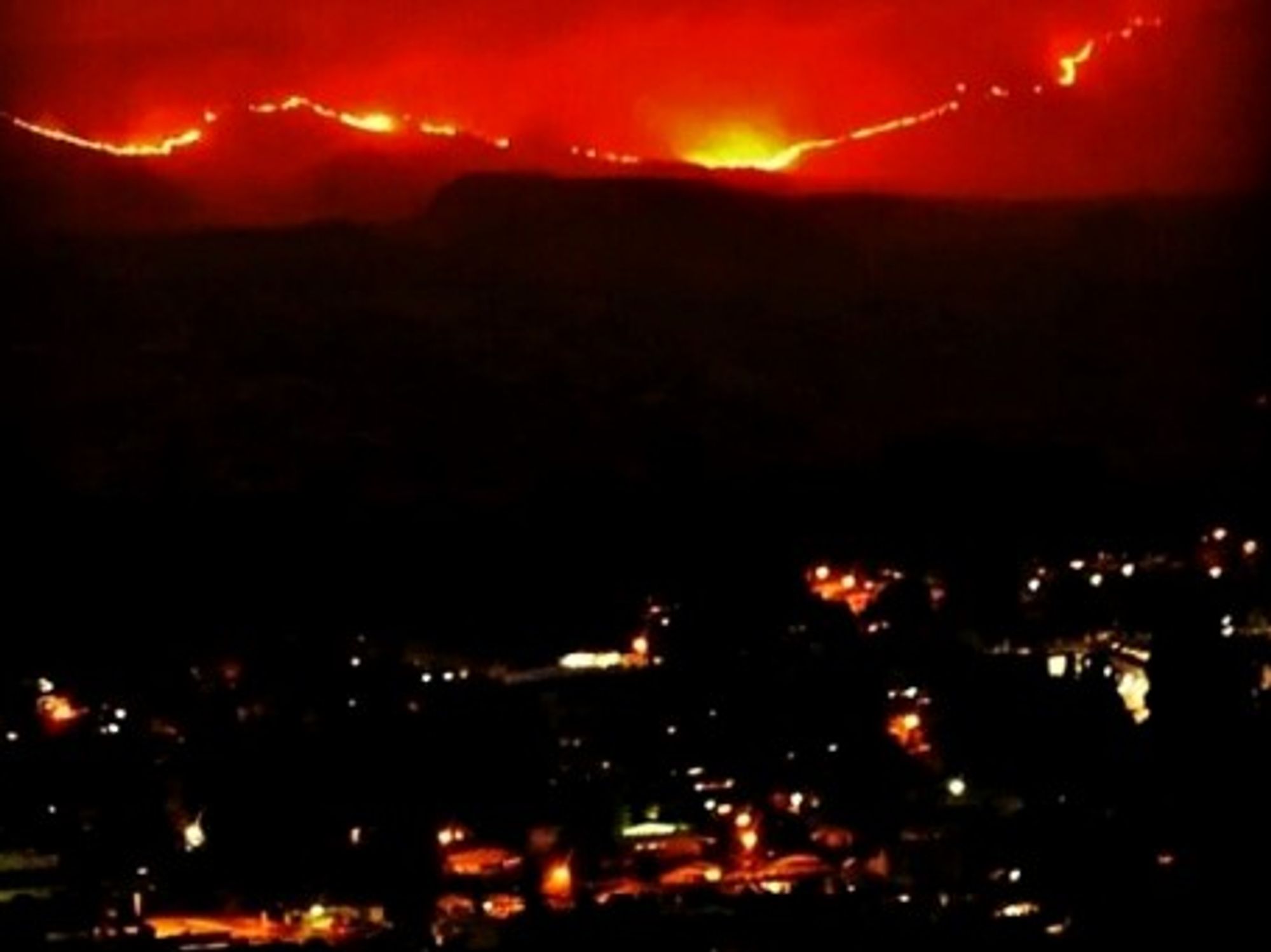 Hundreds have been evacuated from the fast-moving Rowena wildfire near Portland