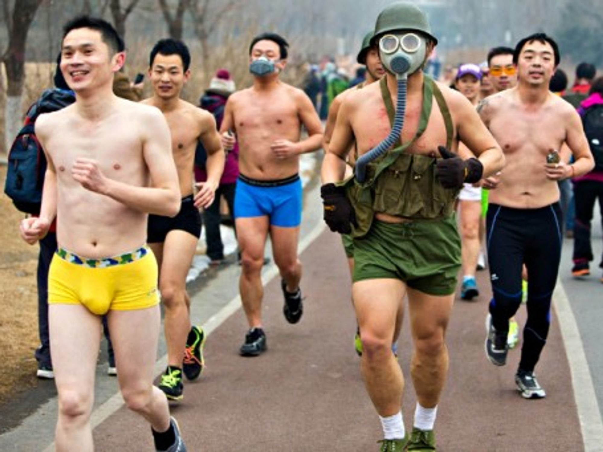 Hundreds of joggers ran semi-naked in Beijing's smog