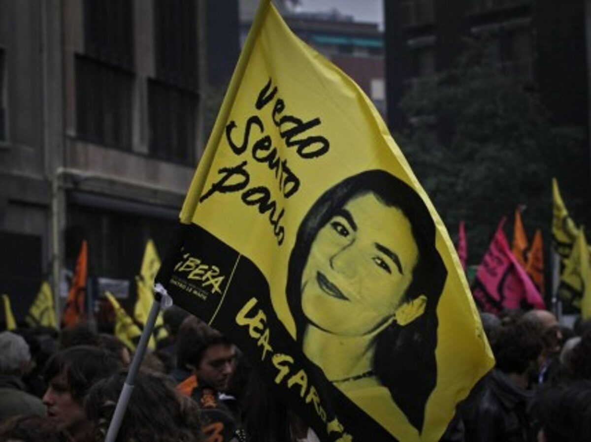 "I see, I feel, I speak." A flag of support at Lea's funeral in Milan