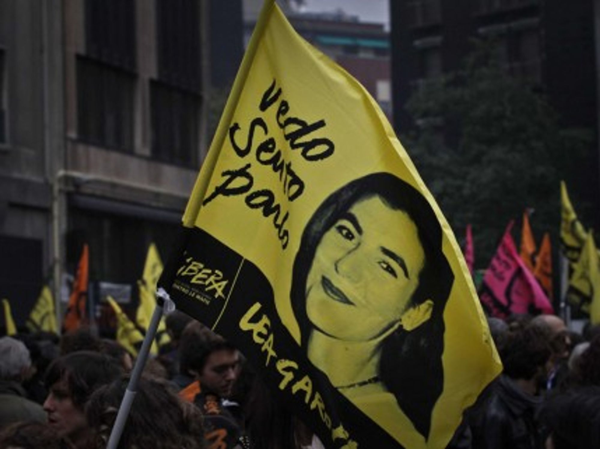 "I see, I feel, I speak." A flag of support at Lea's funeral in Milan