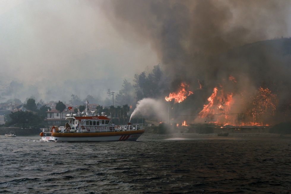 Image of a boat trying to extinguish a wildfire in Mugla, Istanbul.