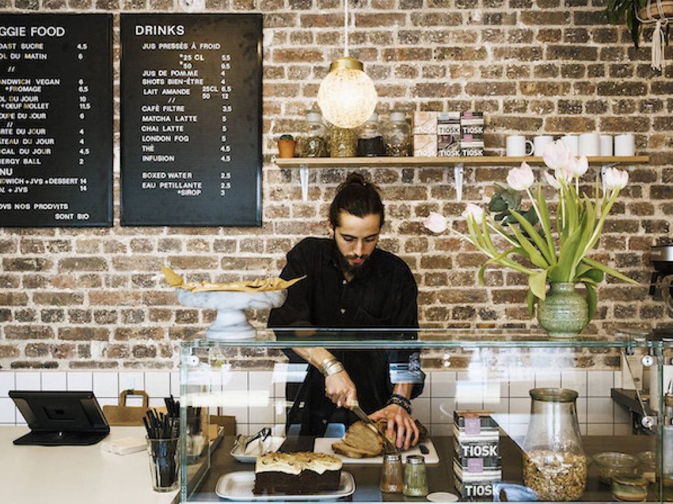 Image of a chef cutting bread in the veggie café Opium Paris.