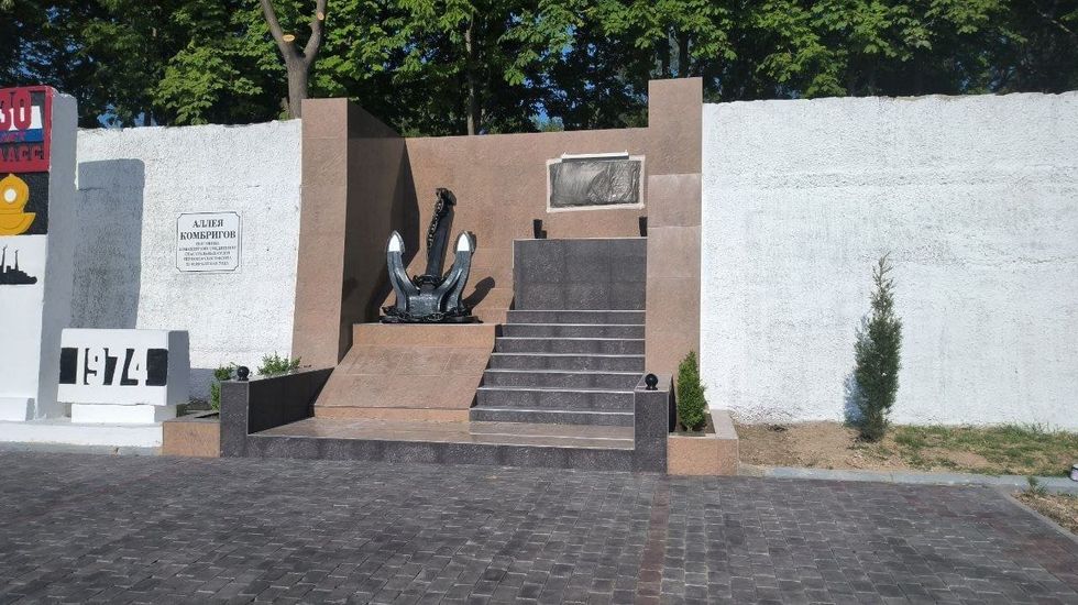 Image of a monument to the deceased crew of the rescue tug SB-739 "Rescuer Vasily Bekh."