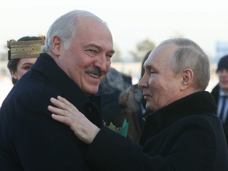 Image of Belarusian President Alexander Lukashenko welcoming Russian President Vladimir Putin in his arms.