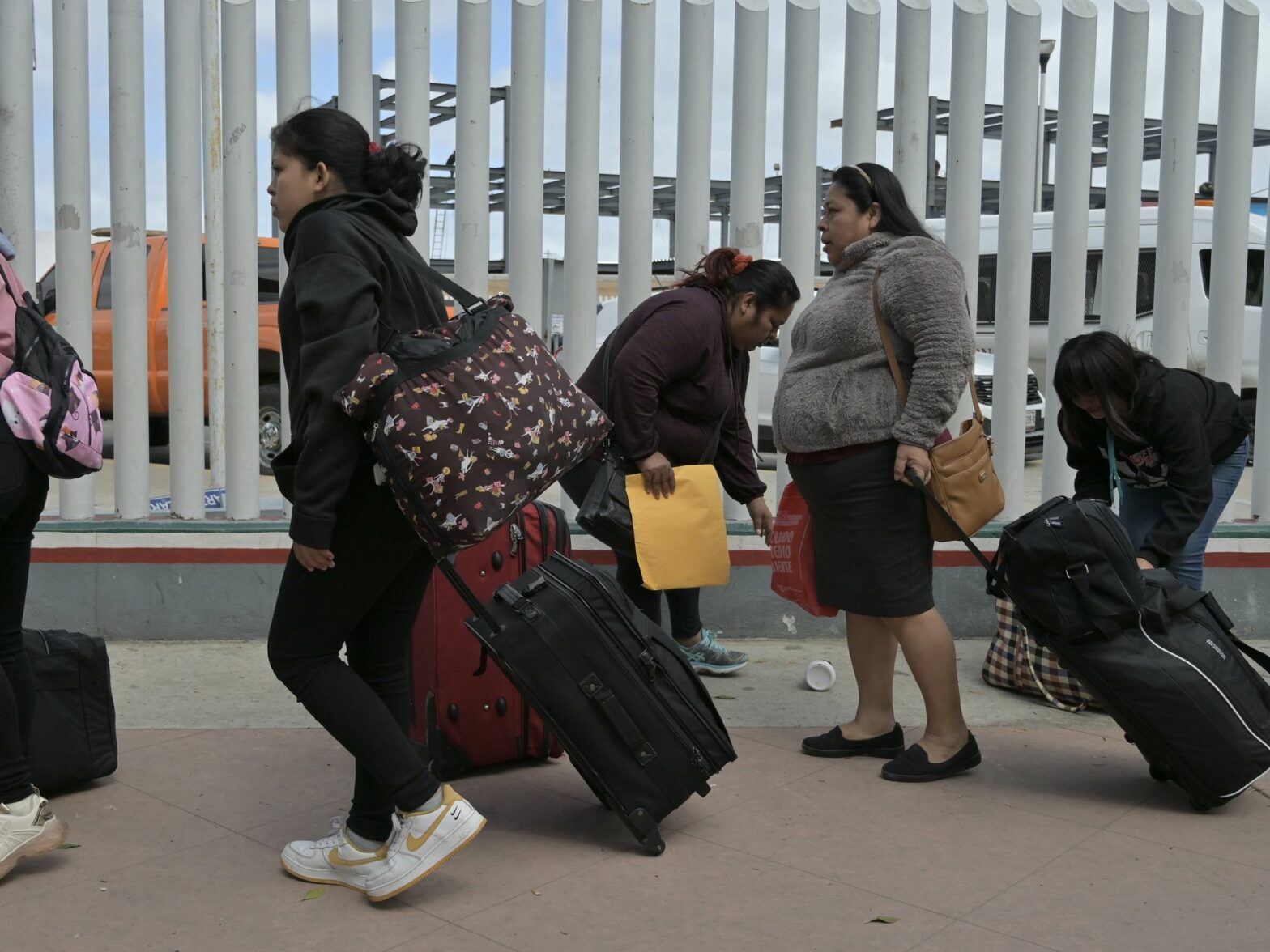 Image of Cindy, 44 and Ailyn, 13, mother and daughter from Guatemala, waiting at the Chaparral border to seek asylum to the United States.