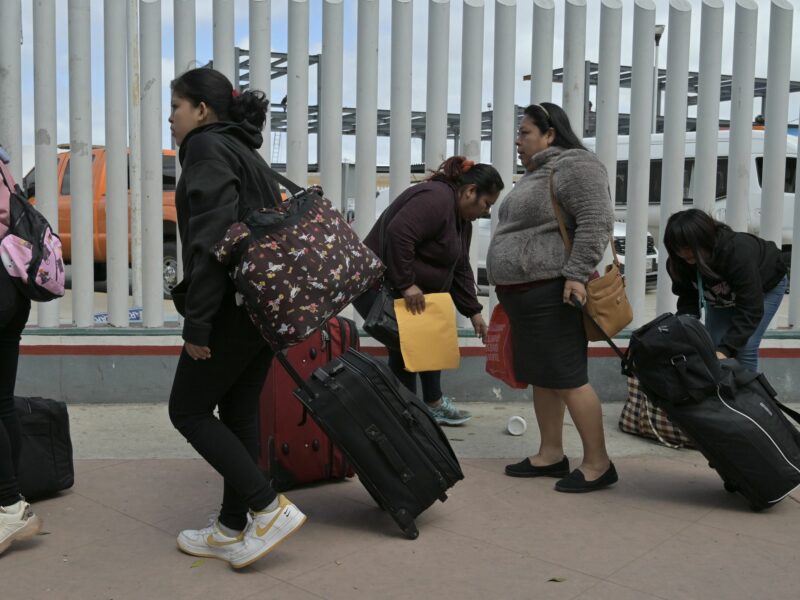 Image of Cindy, 44 and Ailyn, 13, mother and daughter from Guatemala, waiting at the Chaparral border to seek asylum to the United States.