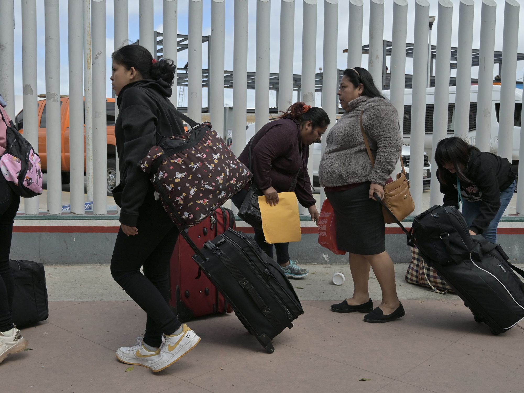 Image of Cindy, 44 and Ailyn, 13, mother and daughter from Guatemala, waiting at the Chaparral border to seek asylum to the United States.