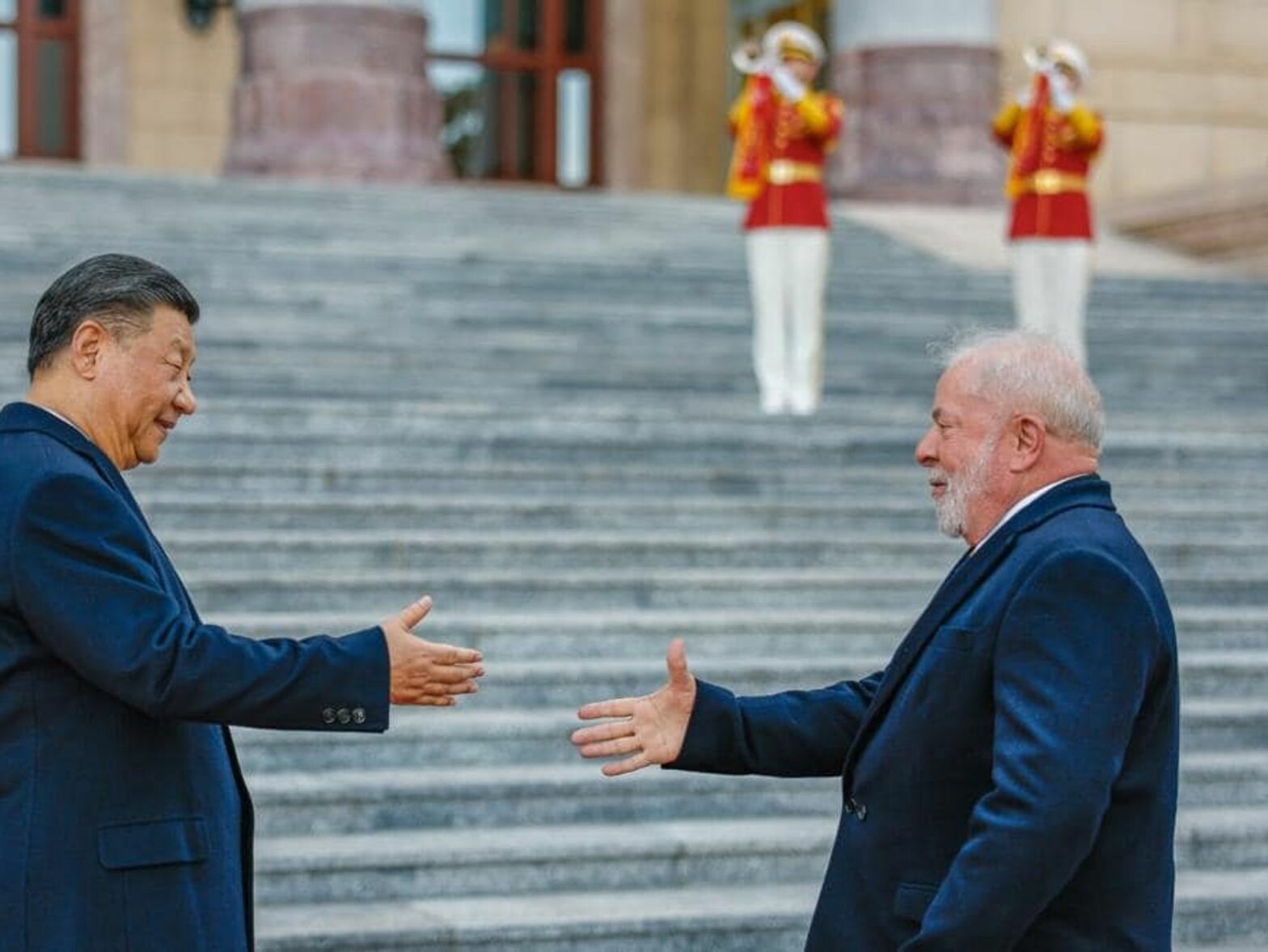 Image of ​Chinese president Xi Jinping and Brazilian president Luiz Inácio Lula da Silva shaking hands.