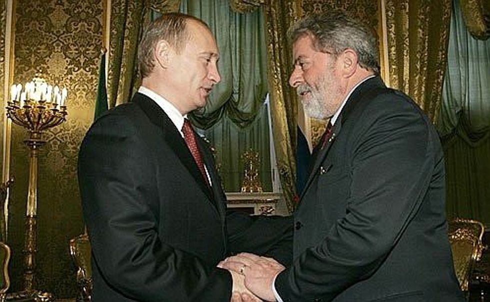 Image of ​Russian President Vladimir Putin and Brazilian President Luiz Inacio Lula da Silva shaking hands.