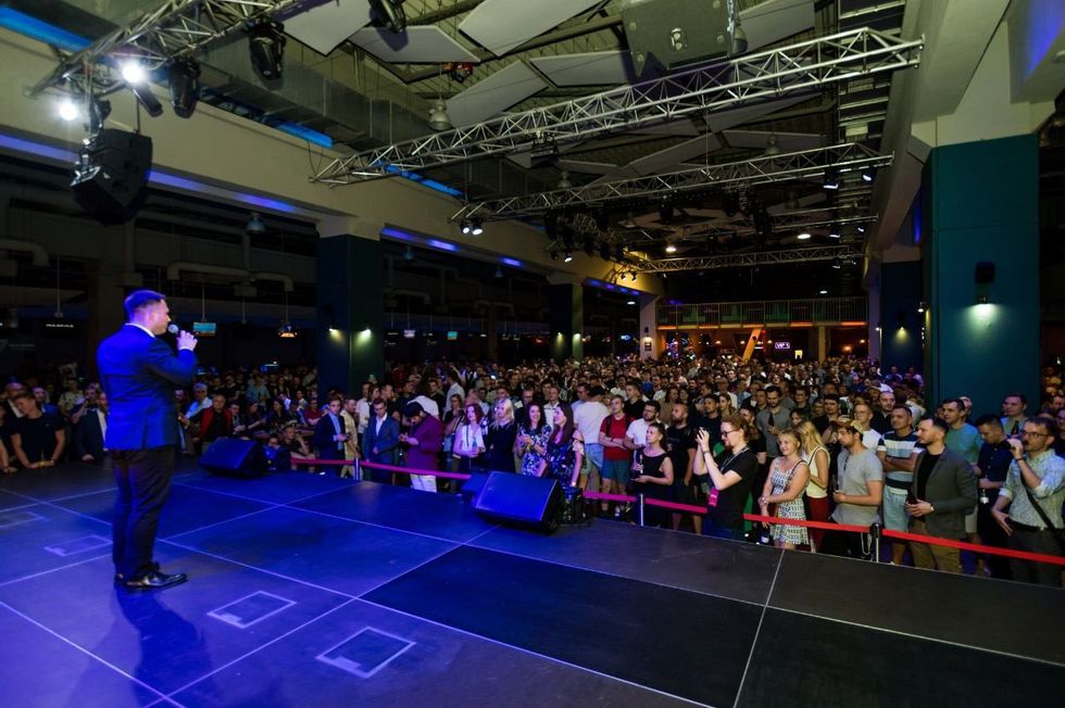 image of ​Slawomir Mentzen speaking in Warsaw in front of a crowd