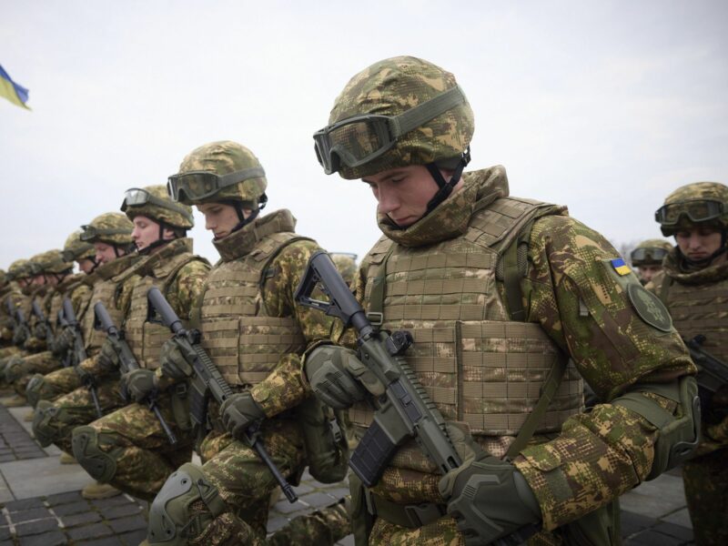Image of ​Ukrainian military in combat gear holding rifles, weapons.