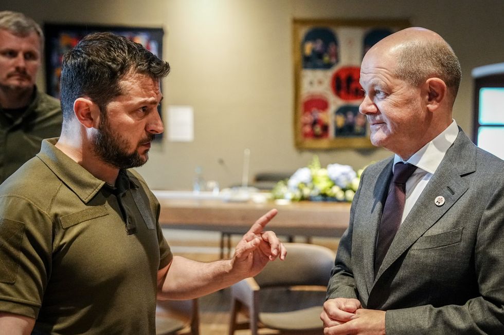 Image of German Chancellor Olaf Scholz and Volodymyr Selensky talking at the European Political Community summit in Moldova