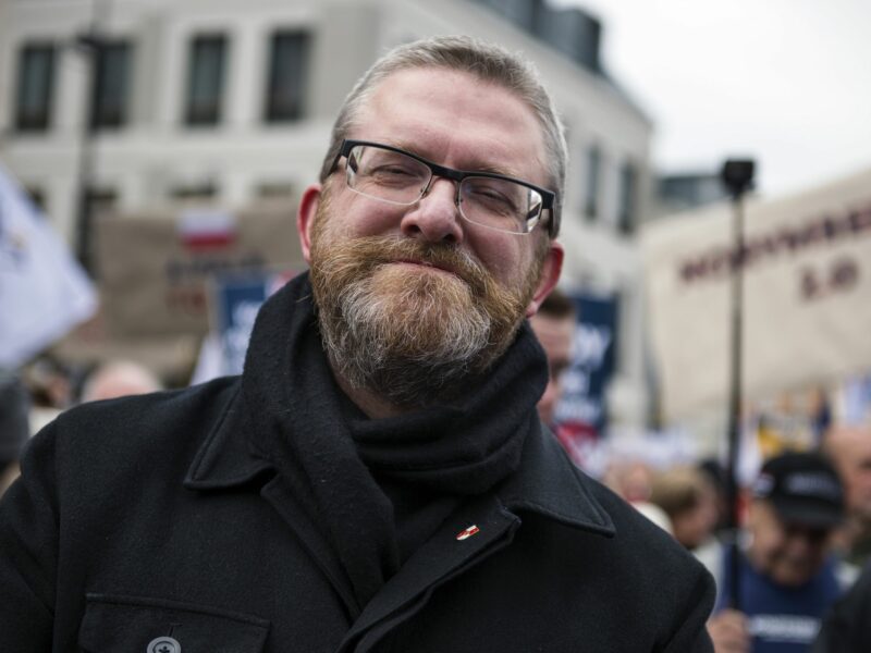 Image of Grzegorz Braun at his demonstration for Freedom and Sovereignty with the slogan ''Stop Sanitary Segregation''