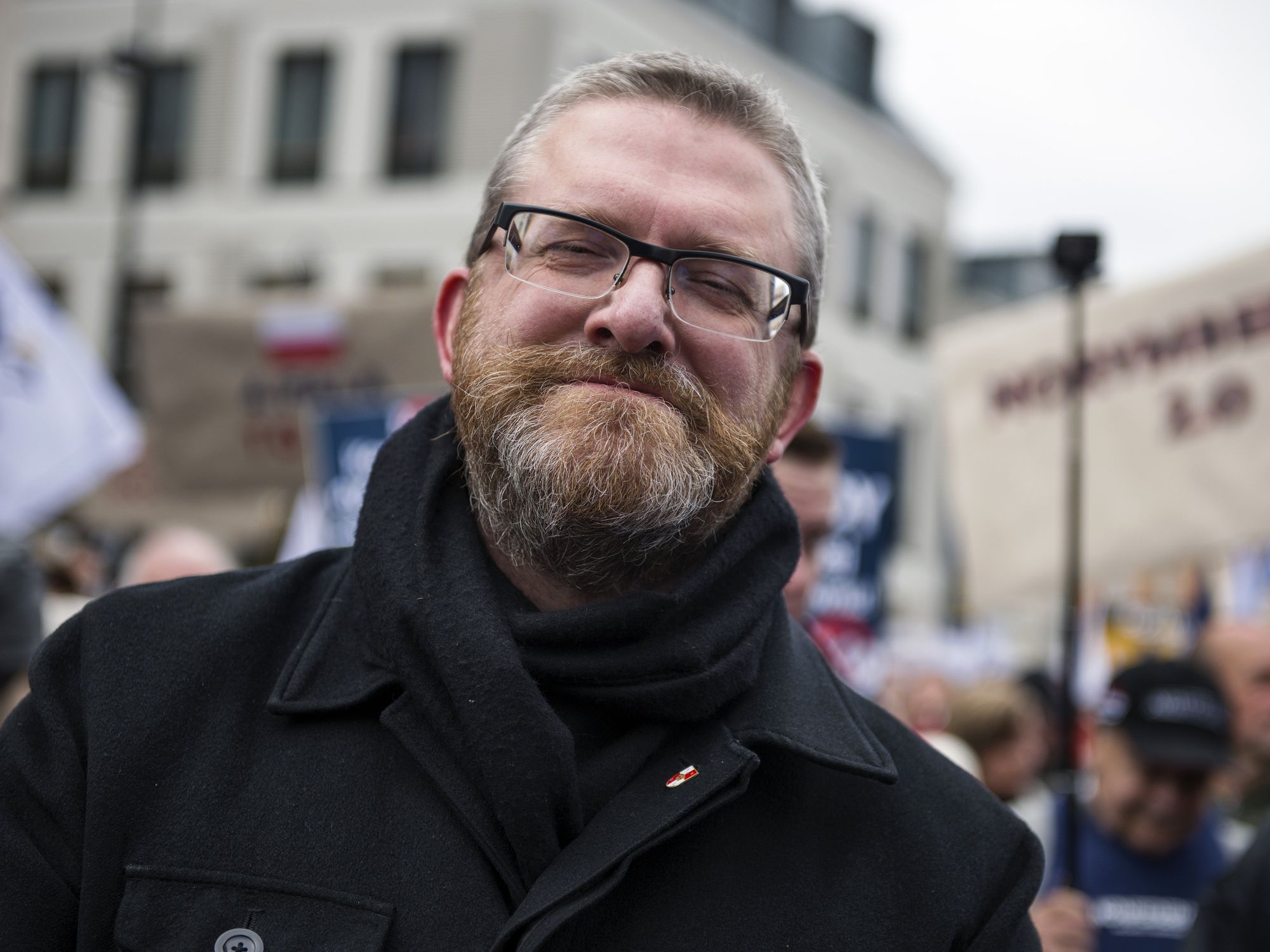 Image of Grzegorz Braun at his demonstration for Freedom and Sovereignty with the slogan ''Stop Sanitary Segregation''