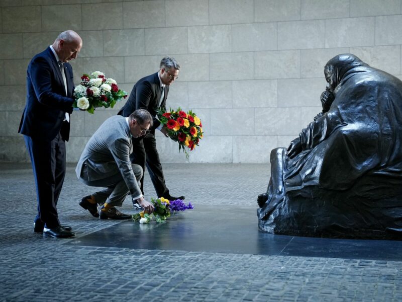 Image of Kai Wegner, Berlin's Governing Mayor, Olekseii Makelev, Ambassador of Ukraine to Germany, and Tobias Linder, Minister of State at the Federal Foreign Office, laying flowers in commemoration of the end of World War II.