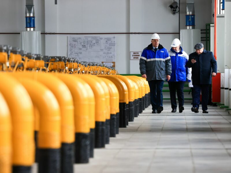 Image of Mikhail Bykov (L), director of Gazprom's Kasimovskoye Management of Underground Gas Storage, at the Kasimovskoye Underground Gas Storage Facility