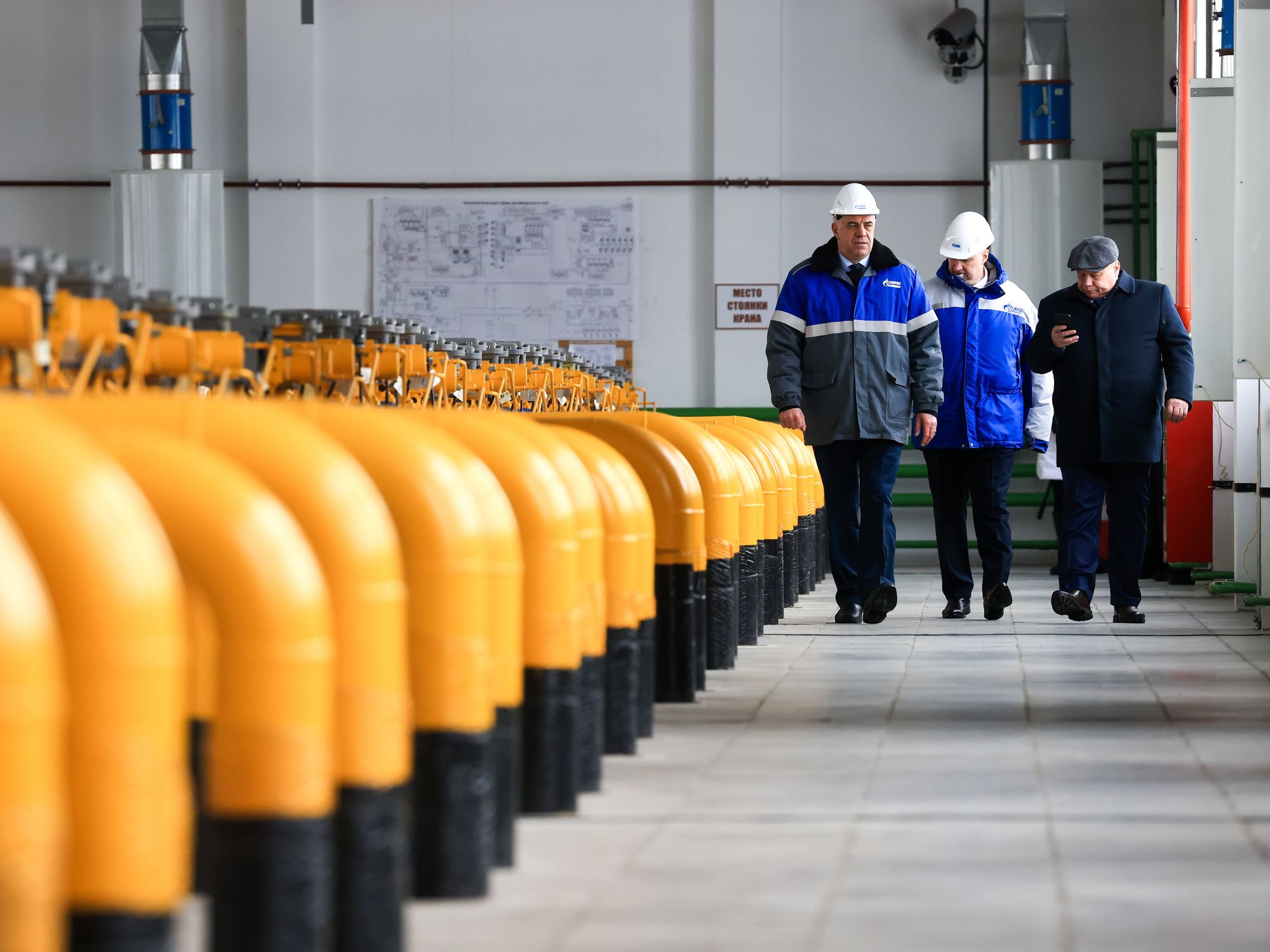 Image of Mikhail Bykov (L), director of Gazprom's Kasimovskoye Management of Underground Gas Storage, at the Kasimovskoye Underground Gas Storage Facility