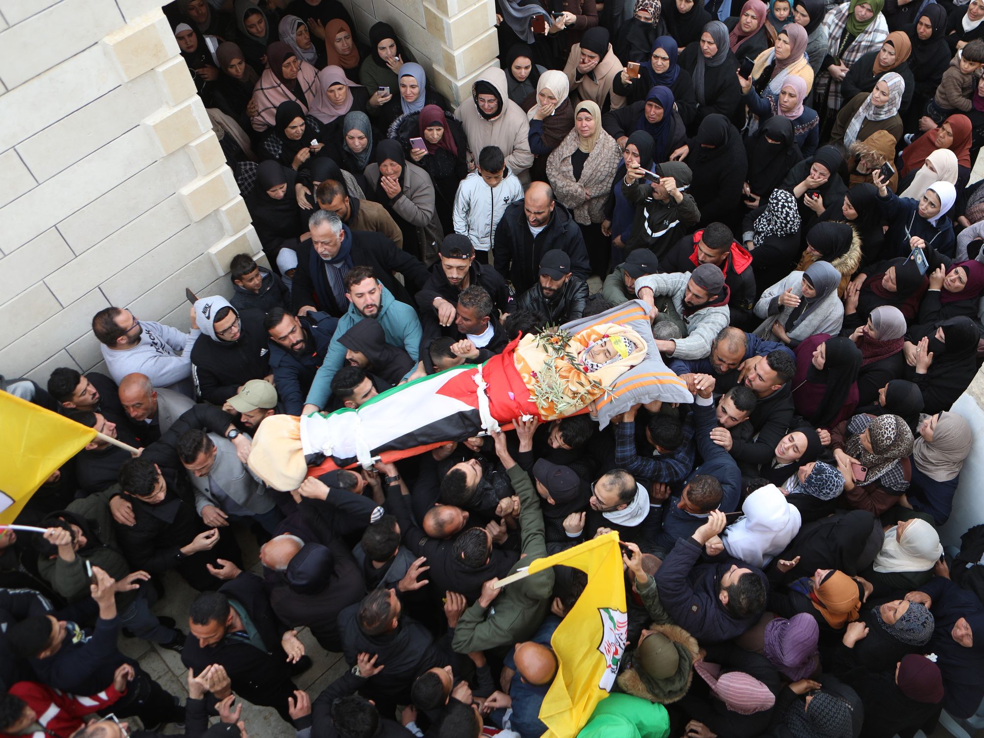 Image of people carrying the body of Palestinian teenager Mustafa Amer Sabah in the city of Bethlehem.