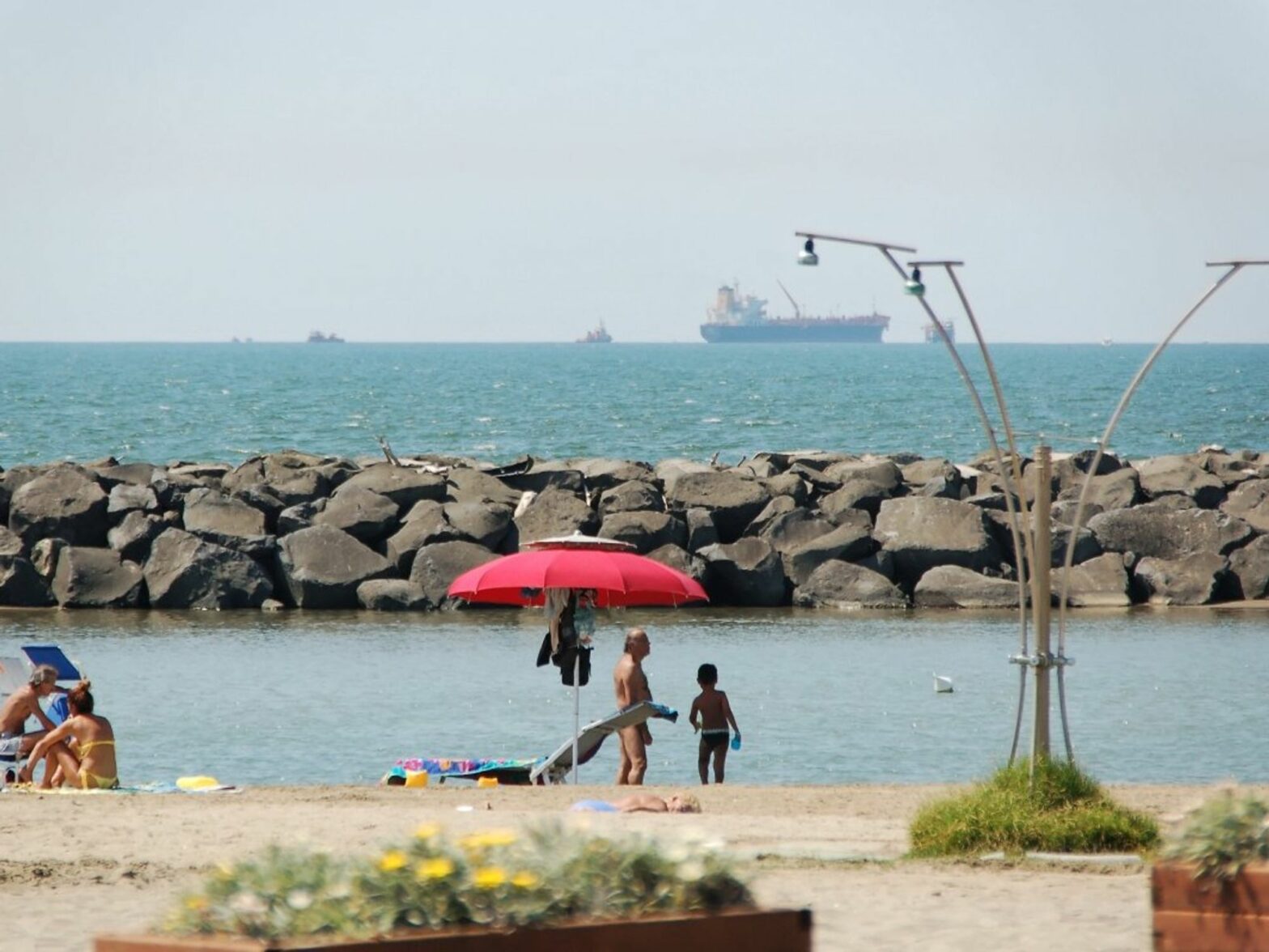Image of people on the beach, with the sea in the background, in the city of Fiumicino.