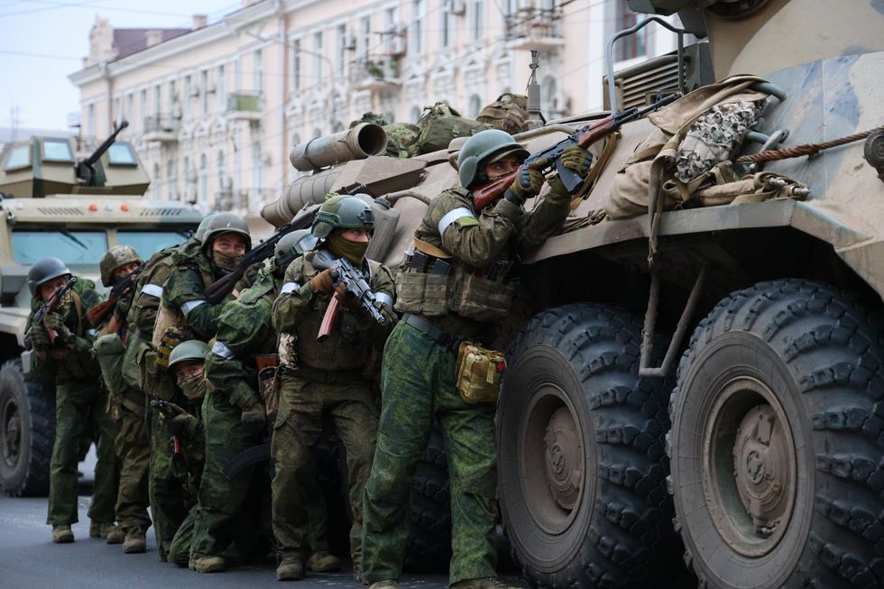 Image of PMC Wagner fighters taking cover outside the Southern Military District building in Rostov-On-Don.