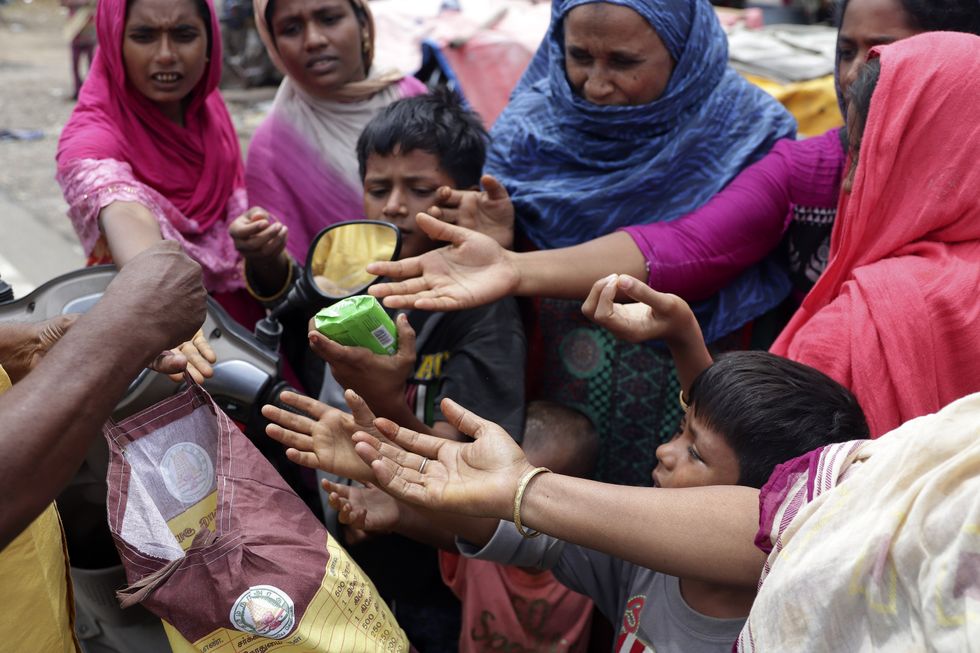 Image of Rohingyas collecting food at the Rohingya Refugee Camp at Kelambakkam.
