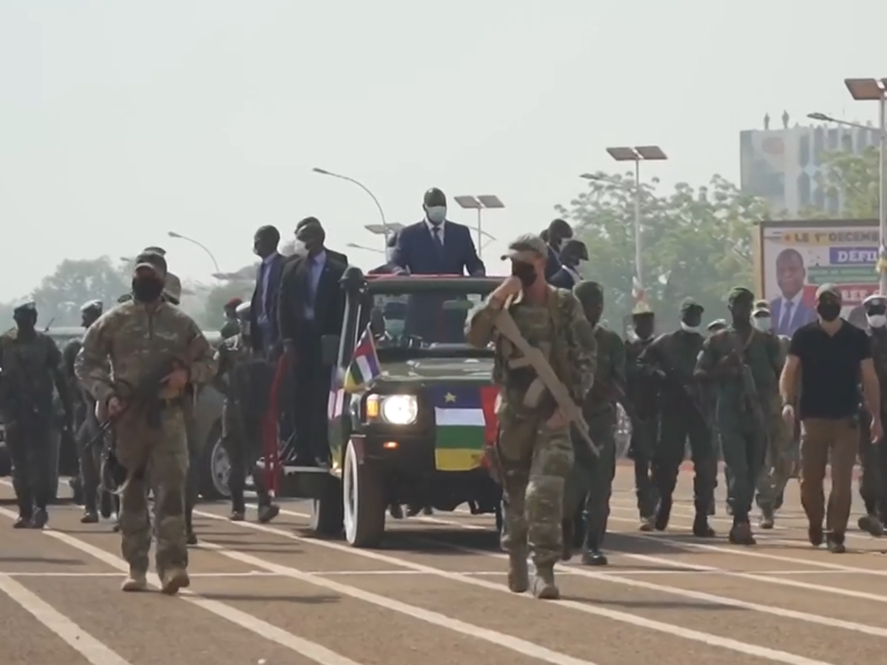 Image of Russian mercenaries provide security for convoy with president of the Central African Republic.