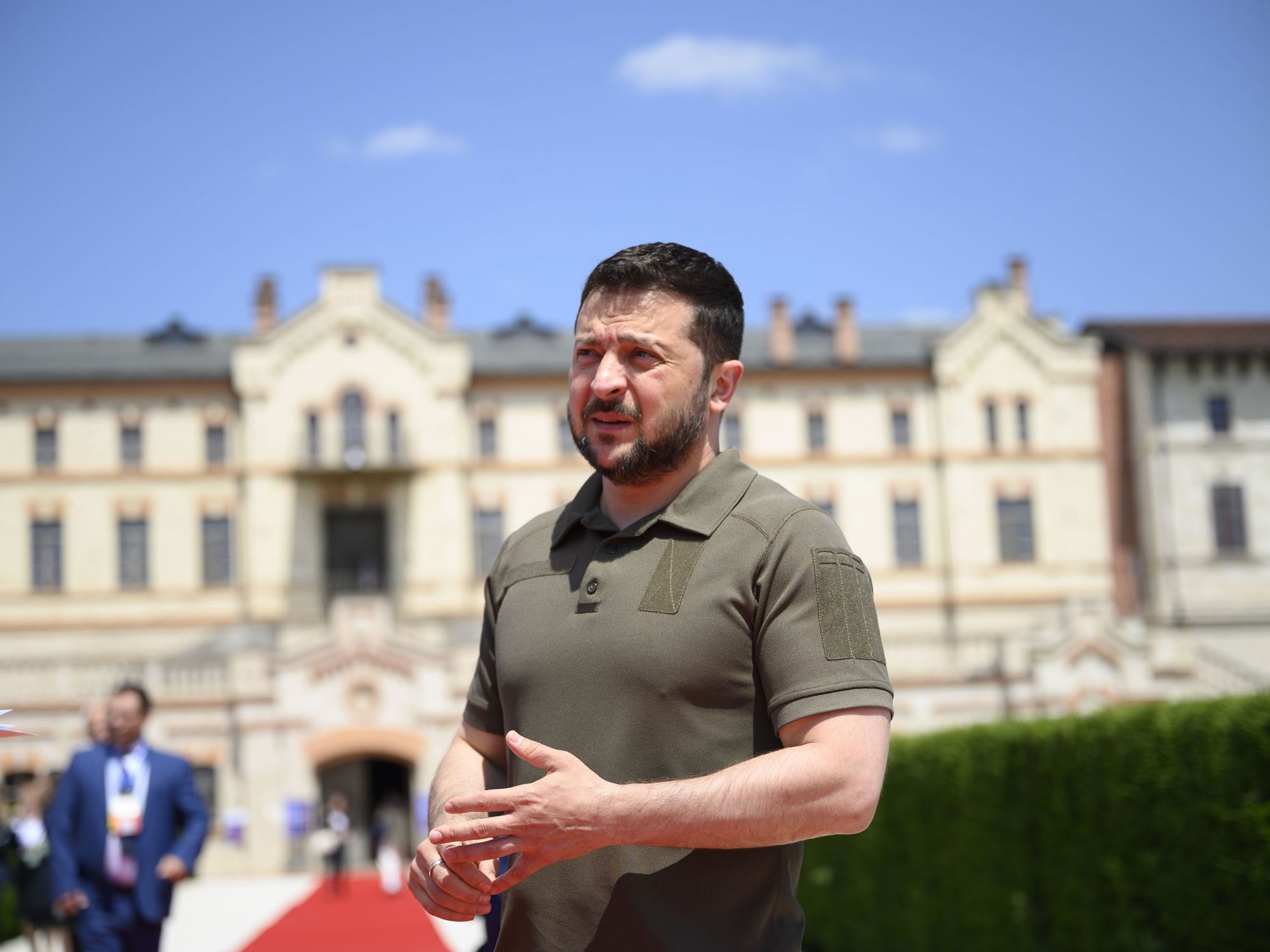 Image of Volodymyr Zelensky standing at the arrival ceremony for the Summit of the European Political Community in Bulboaca, Moldova
