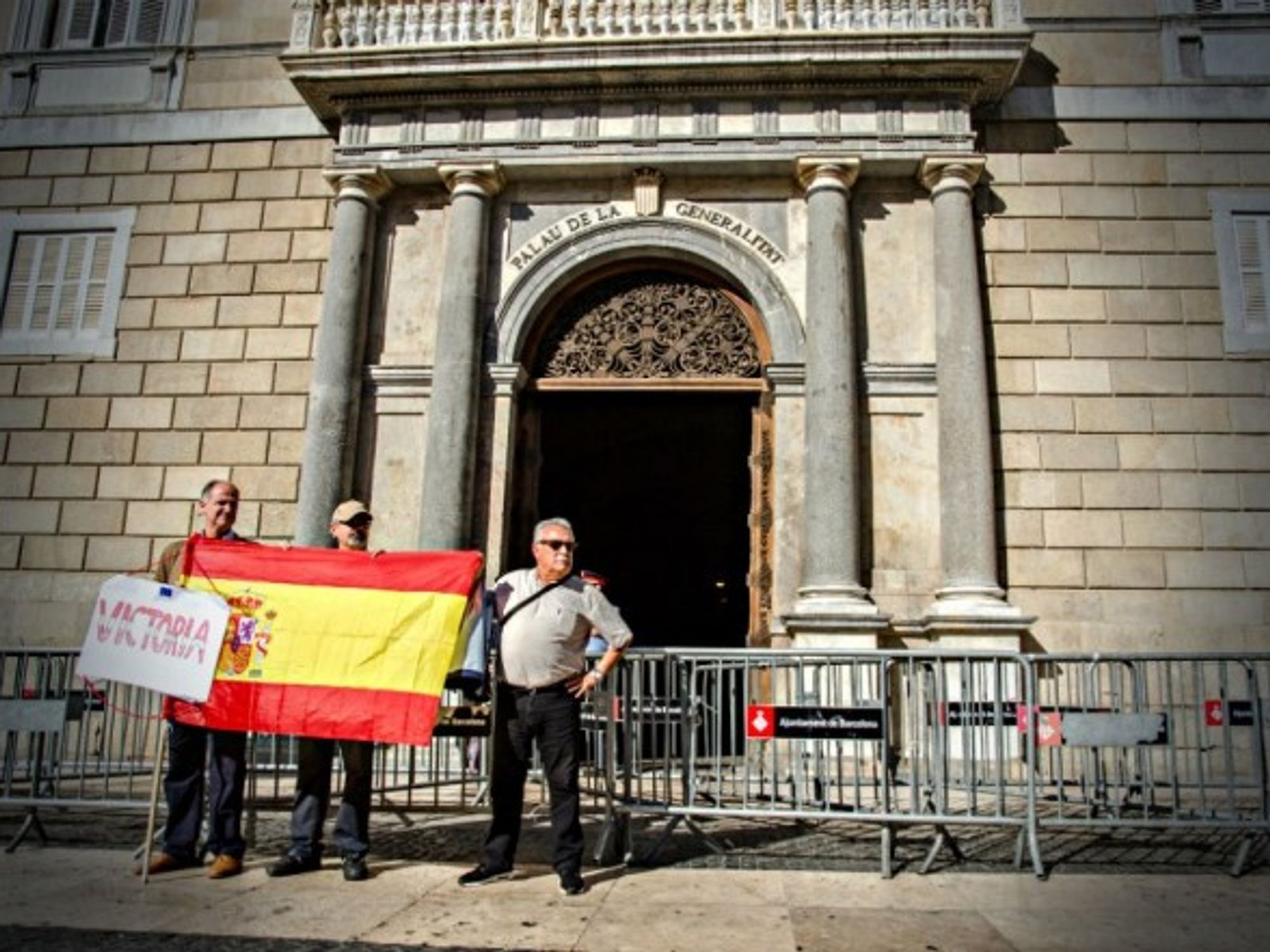 In Barcelona, opponents of Catalan independence hold Spanish flag
