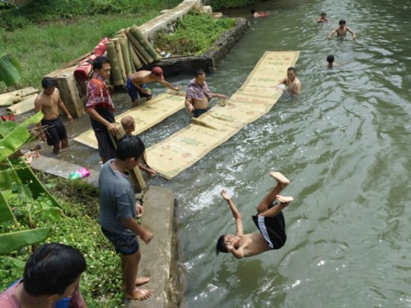 In Semarang, Indonesia, residents wash mosque prayer mats (and have some fun) in a river to purify them, a tradition in preparation for the Ramadan fasting month that will start tomorrow.