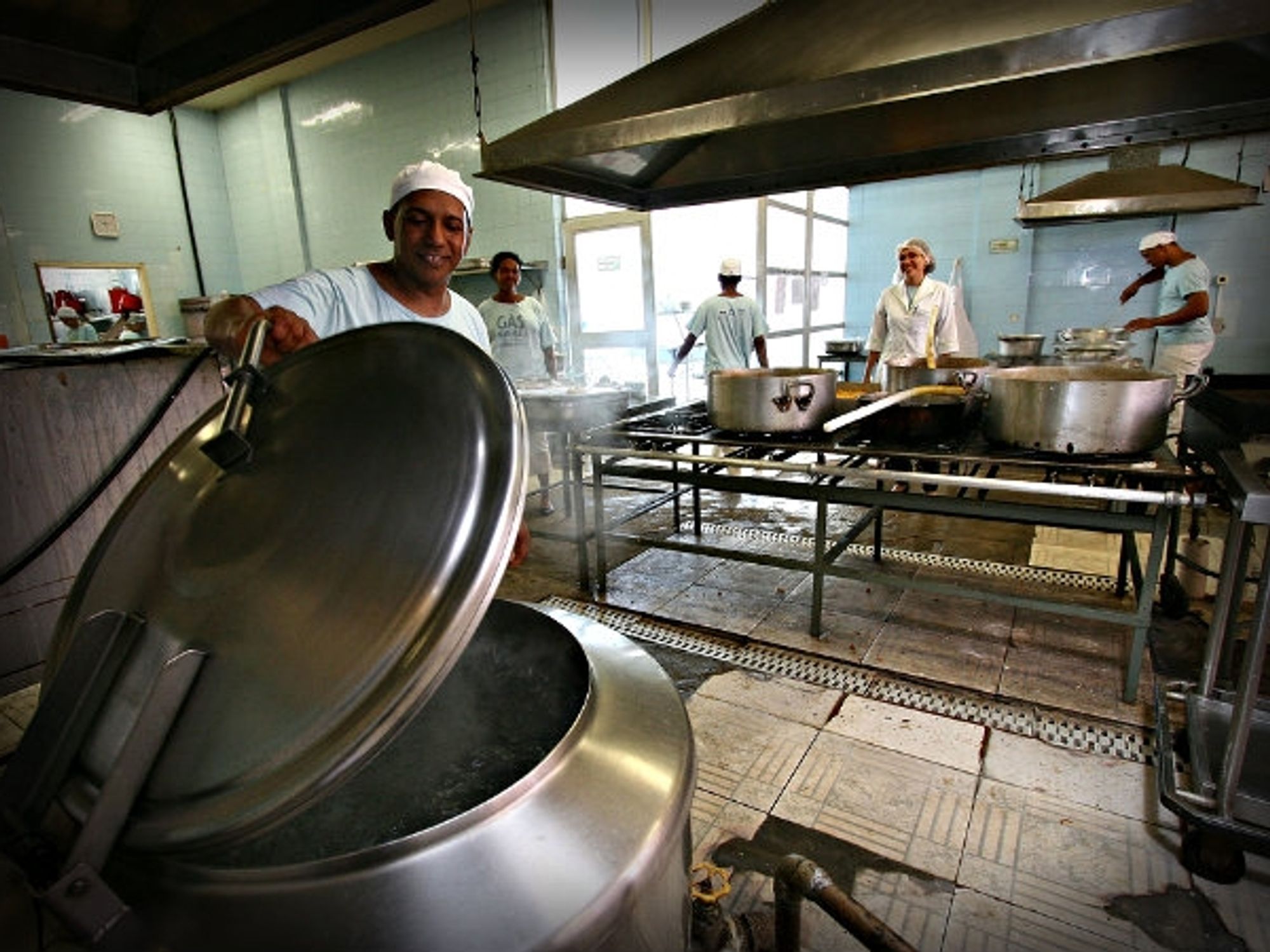 In the kitchen at Hospital Geral de CamaÃ§ari