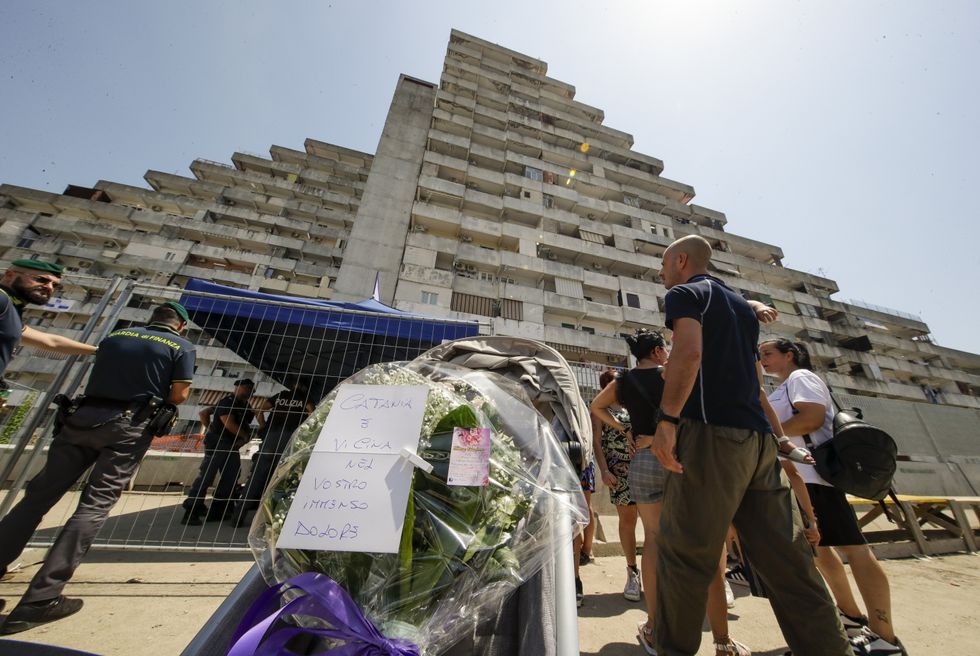 Inhabitants of the Vela Celeste di Scampia in Secondigliano waiting to enter their homes after the collapse of the balcony.