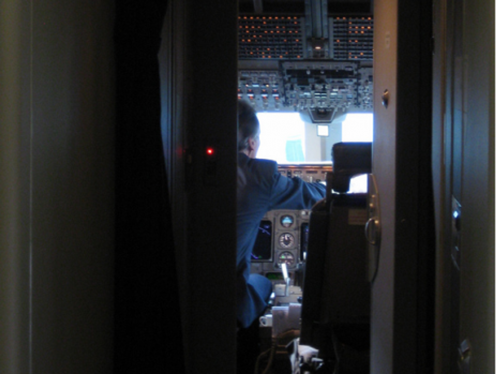 Inside a Lufthansa cockpit (pravin.premkumar)