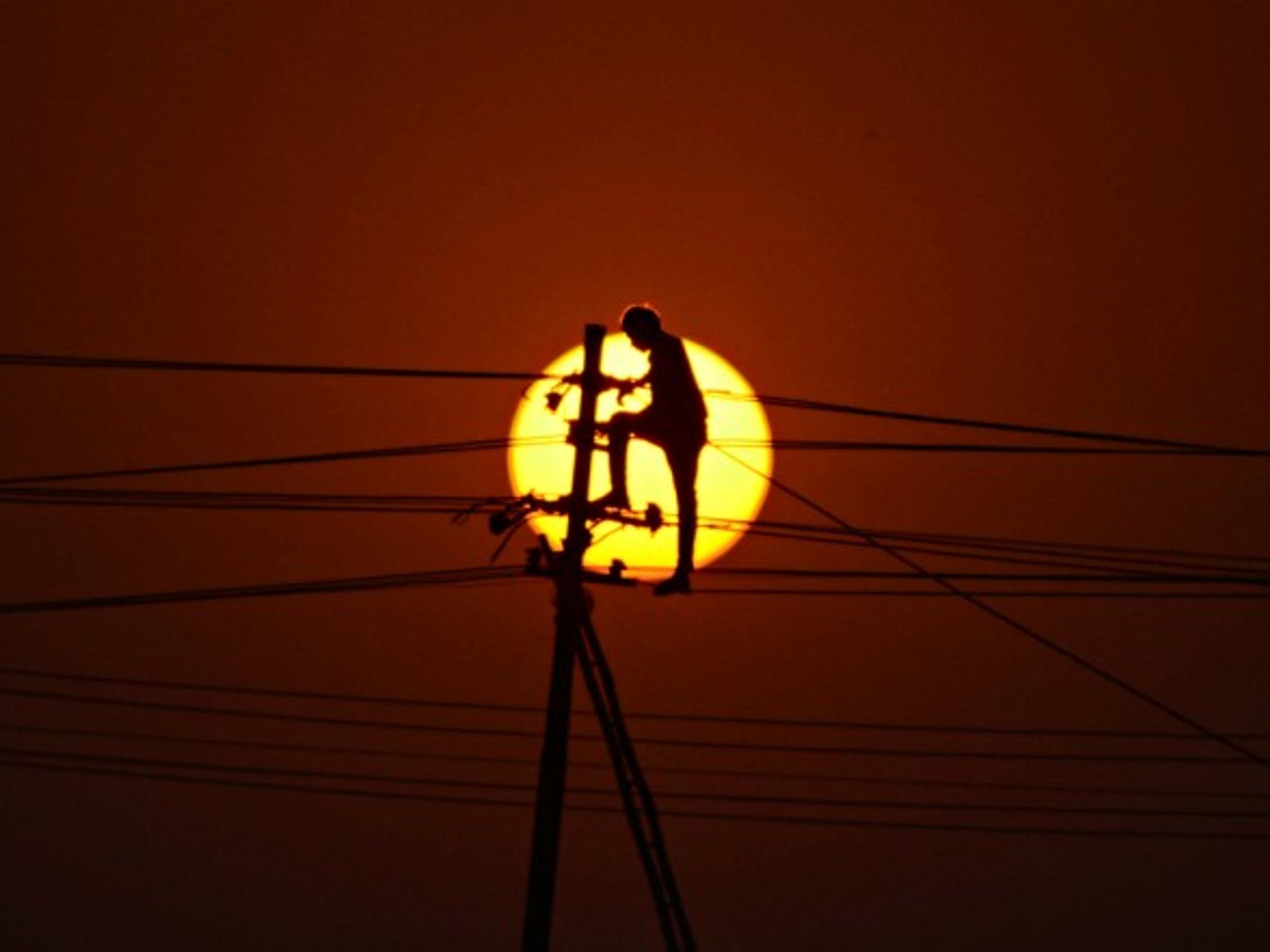 Installing new electricity lines in Allahabad, India