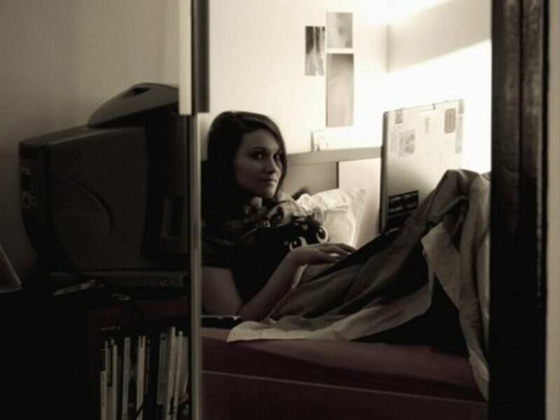 Is this French woman one click away from love? (eSpry)
