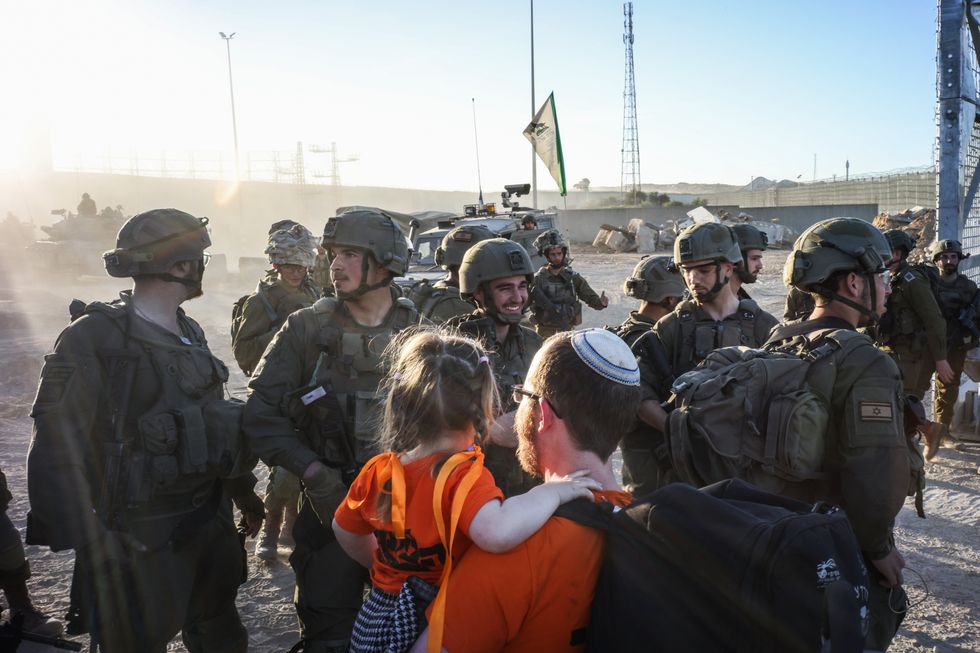 Israel, Erez: Israeli right wing settlers try to cross into Gaza strip in order to build a settlement.