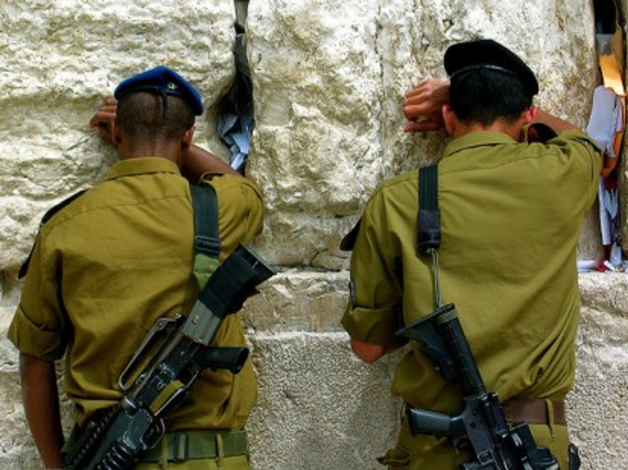 Israeli soldiers pray at the Wailing Wall (Flickmor)