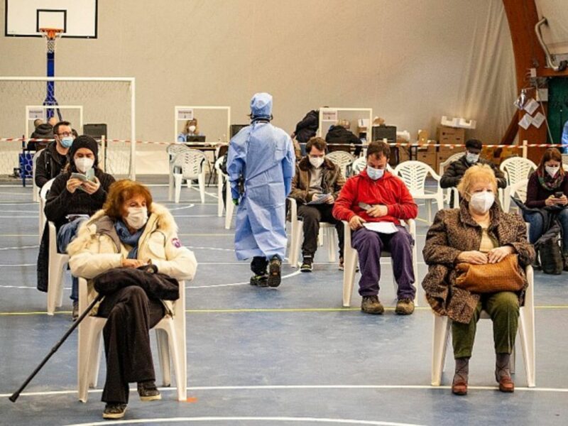 Italians waiting for their vaccine