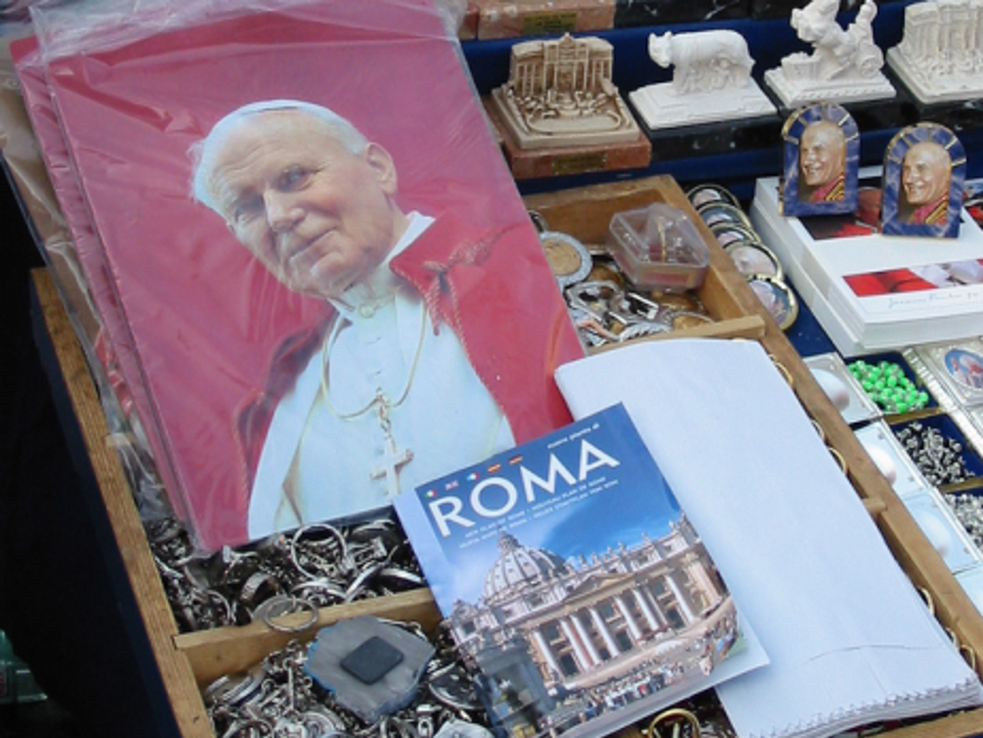 John Paul merchandise is eternally on sale in Rome. (Radio Nederland)