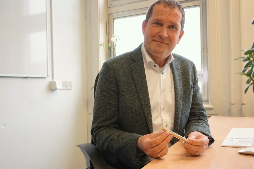 Joost van Regteren, CCO at Solynta, holding a tube of true potato seeds.