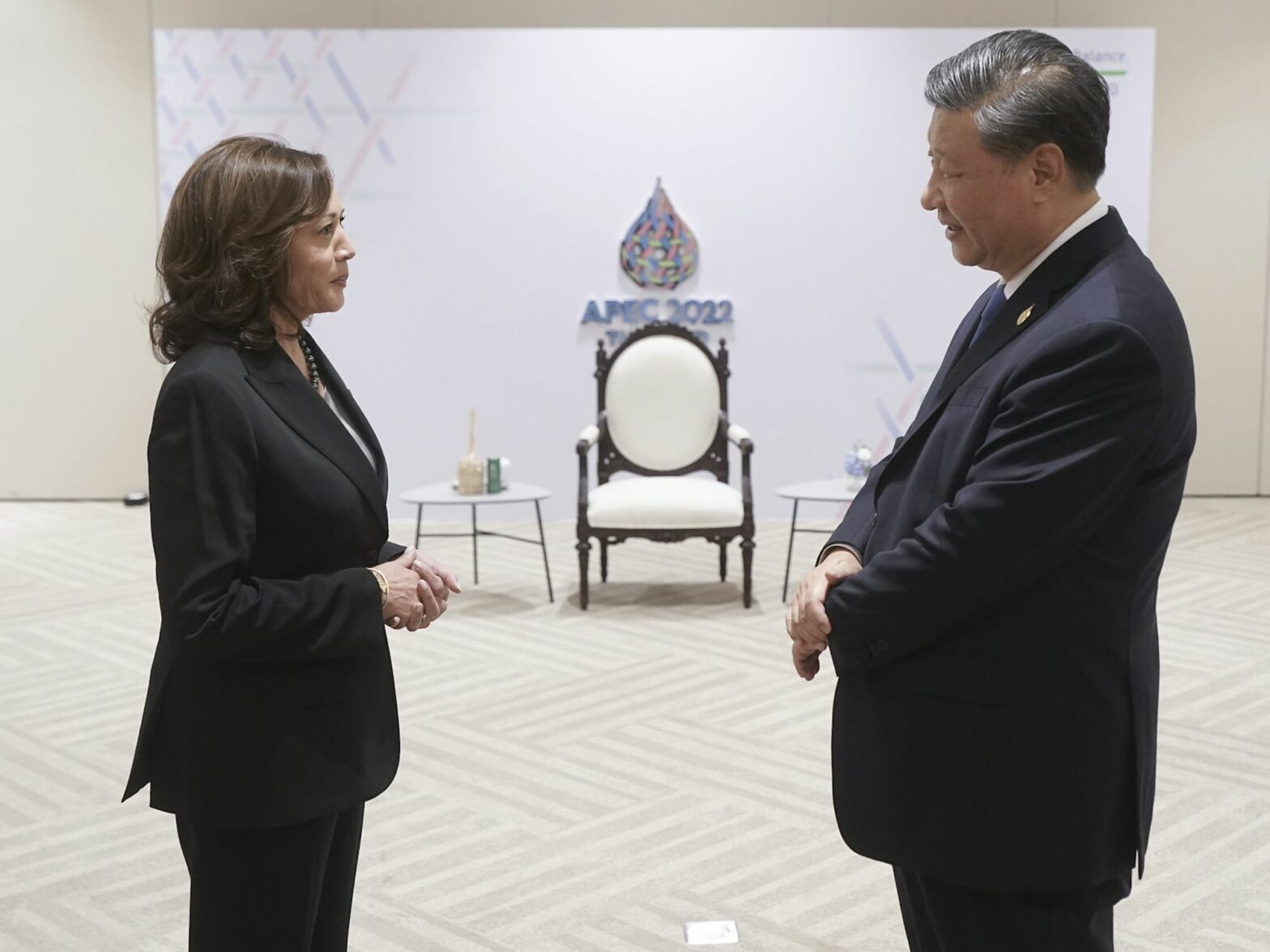 Kamala Harris converses with Xi Jinping at a formal meeting