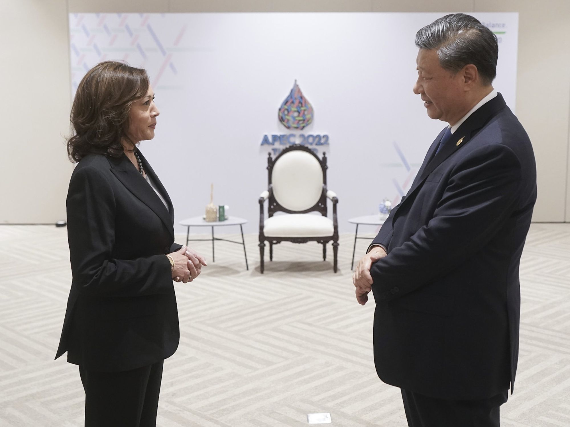 Kamala Harris converses with Xi Jinping at a formal meeting