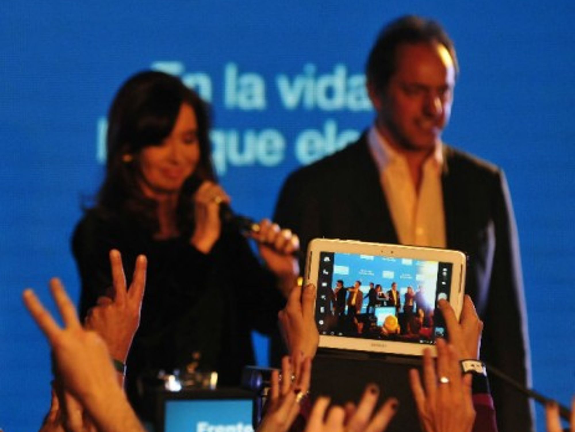 Kirchner, in August, flanked by possible successor Scioli