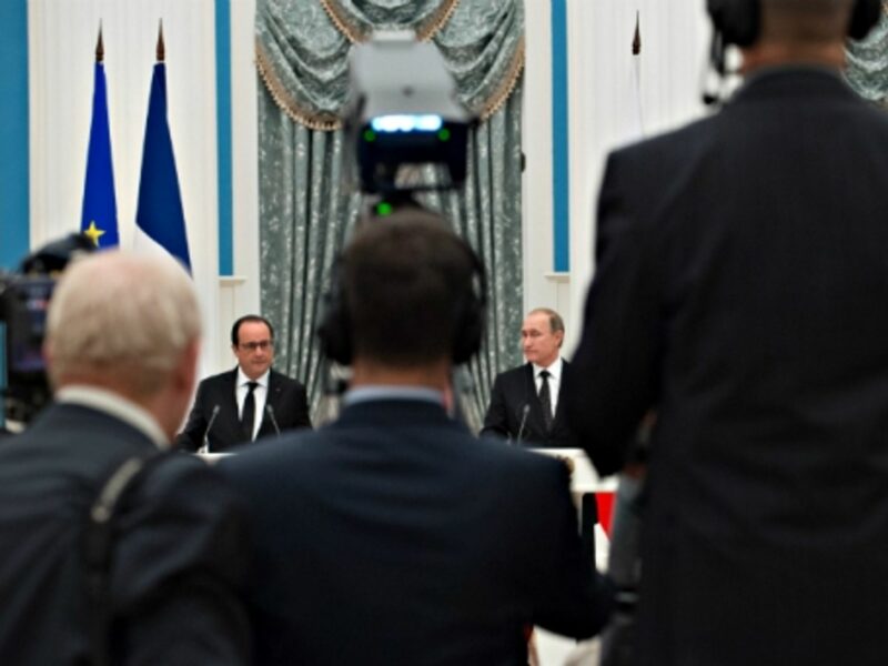 Kremlin Keeps Distance, France Honors Victims, Black Friday Advice