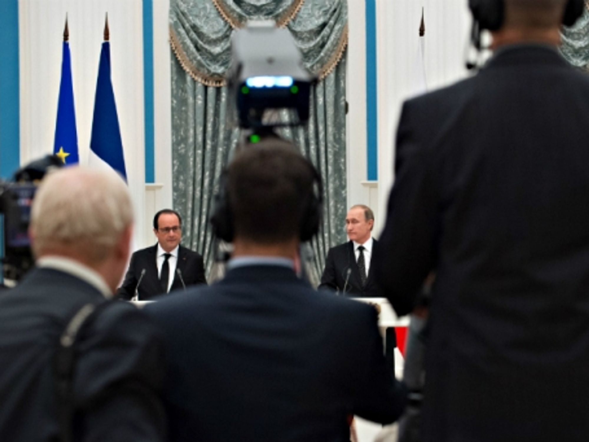 Kremlin Keeps Distance, France Honors Victims, Black Friday Advice