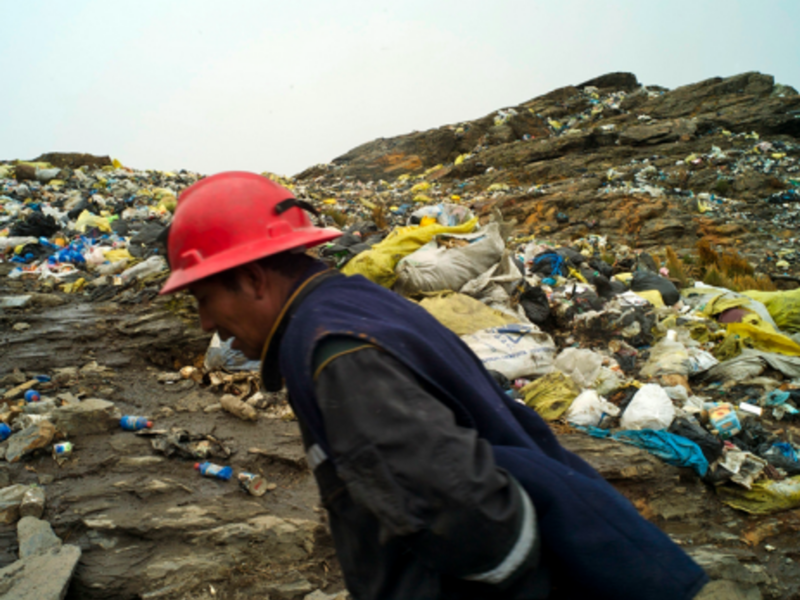 La Rinconada's trash still piles up high