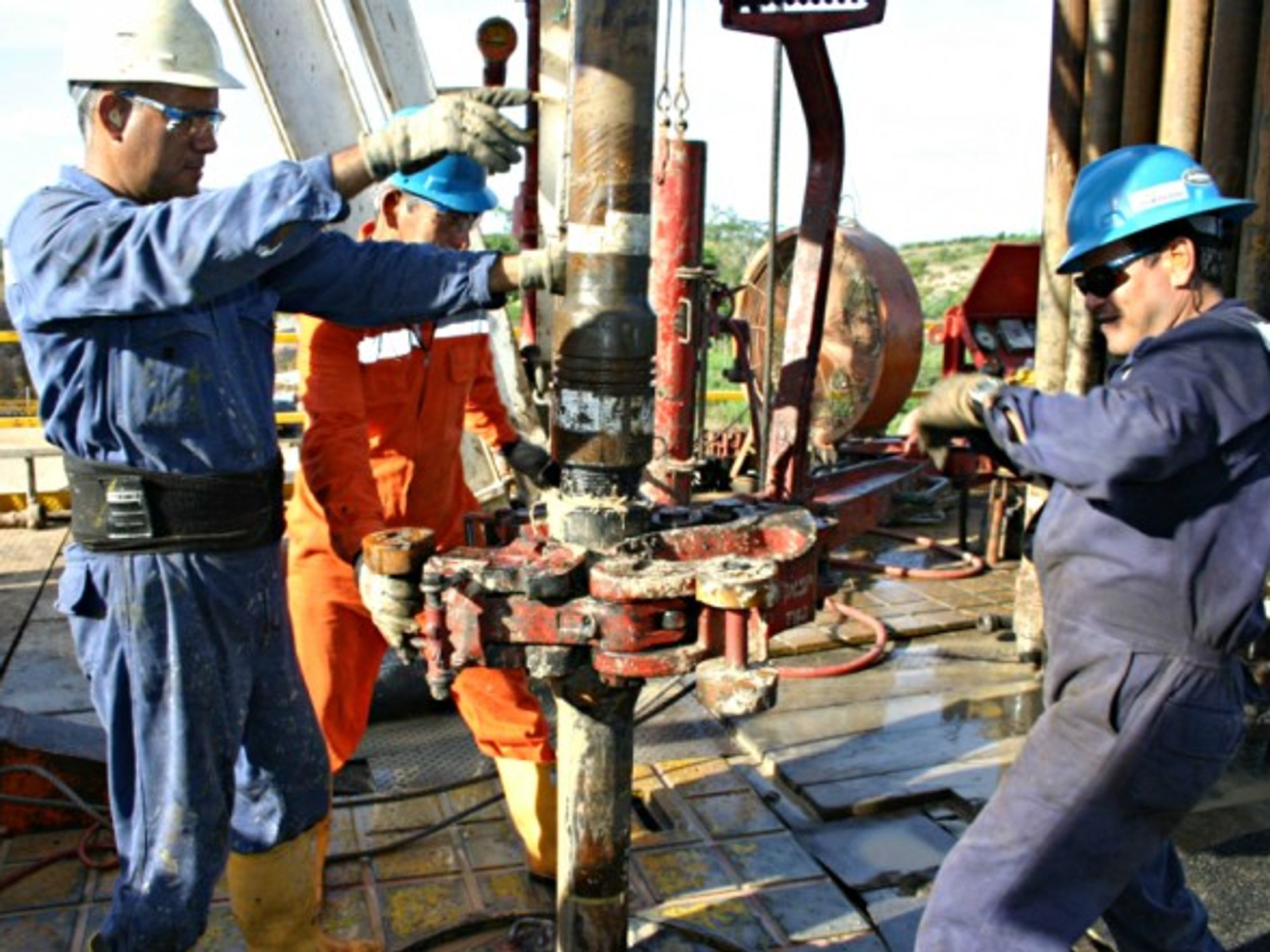 Laborers work to extract oil in Colombia