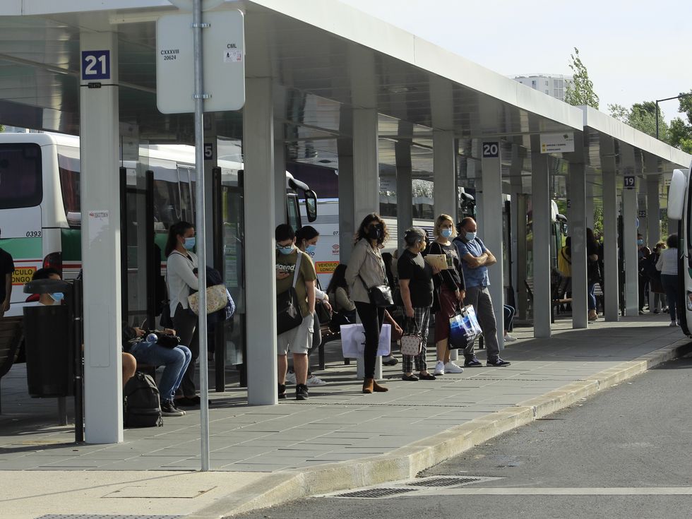 Large flow of passengers at Campo Grande Bus Station.