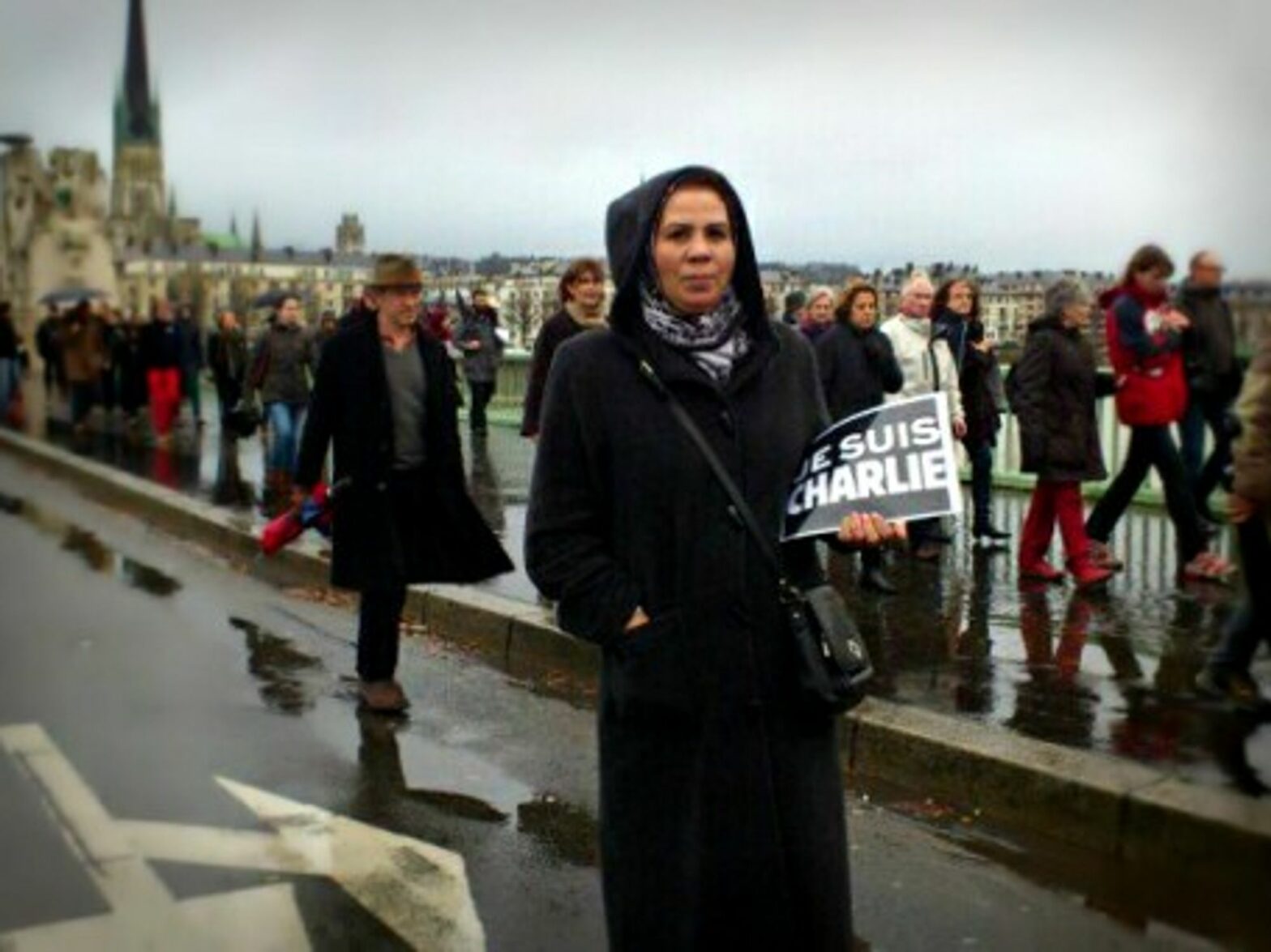Latifa Ibn Ziaten shows her "Je suis Charlie" support.
