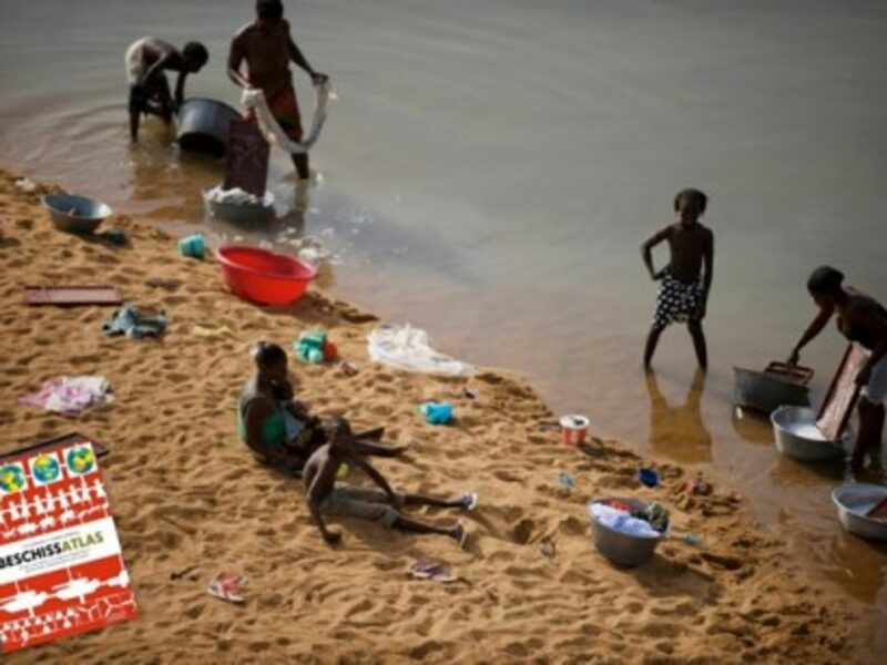 Laundry on the Niger (Julien Harneis)